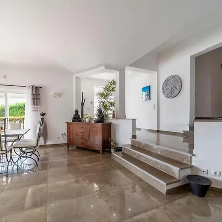 Villa In Prime Location Pool