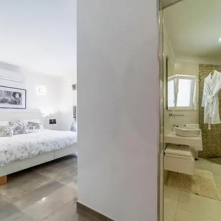 Villa In Prime Location Pool 别墅 *